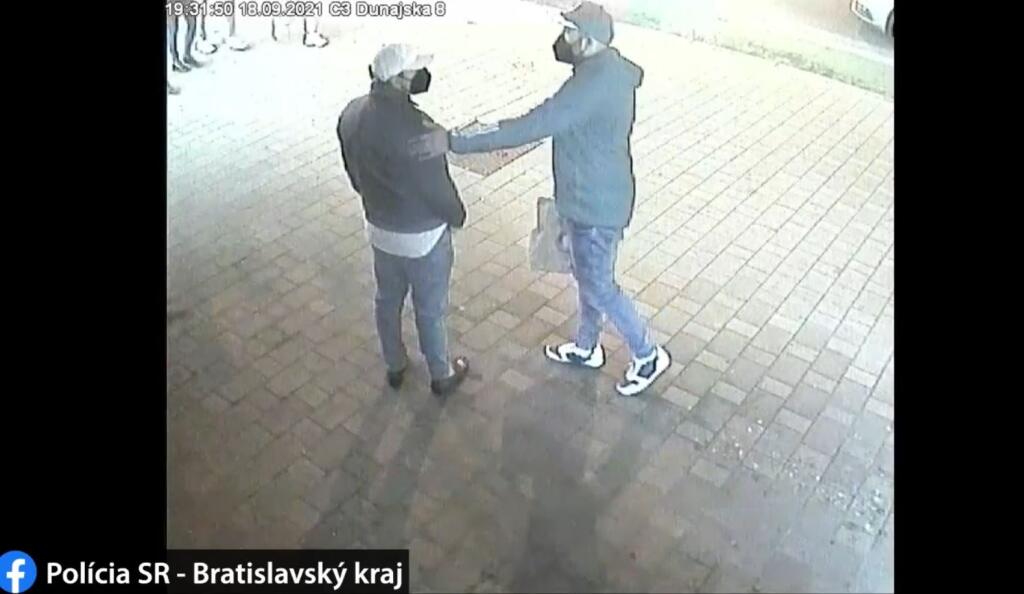 Polícia zverejnila zábery z krádeže bytu v Starom Meste. Podľa záberov a Cibulkovej podobizne na stene je zrejmé, že ide o byt bývalej tenistky.