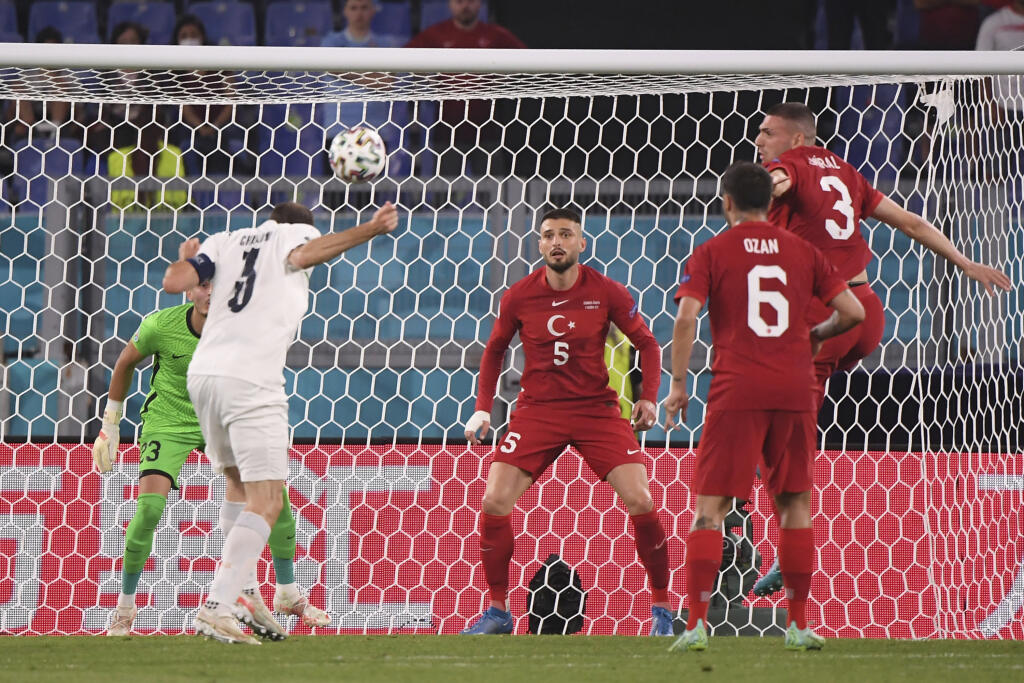 JB 60 Rím - Taliansky hráč Alessandro Bastoni (vľavo) sa pokúša hlavičkou skórovať cez tureckého brankára Ugurcana Cakira v zápase A-skupiny Turecko - Taliansko na EURO 2020 vo futbale v Ríme 11. júna 2021. FOTO TASR/AP
Italy's Alessandro Bastoni, left, attempts a head at goal in front of Turkey's goalkeeper Ugurcan Cakir during the Euro 2020 soccer championship group A match between Italy and Turkey at the Olympic stadium in Rome, Friday, June 11, 2021. (Alberto Lingria/Pool Photo via AP)