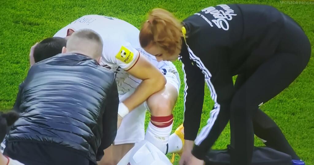 Lenka vybehla na ihrisko ošetriť trnavského obrancu Matej Čurmu len krátko predtým, ako sa začalo vyčíňanie futbalových chuligánov.