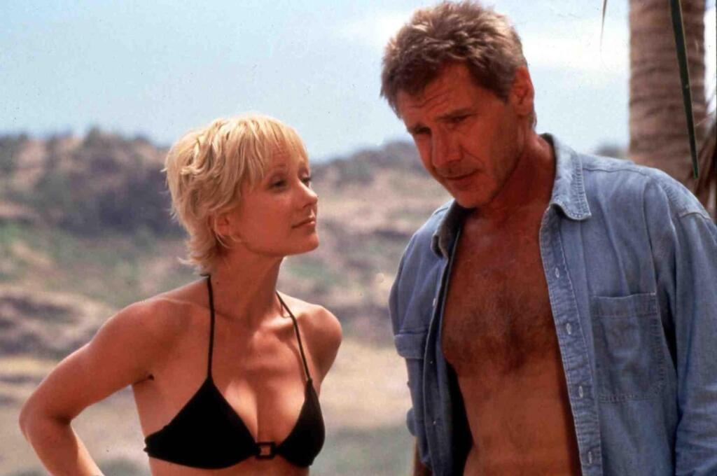 Anne Heche spolu s Harrisonom Fordom vo filme Šesť dní, sedem nocí (1998).