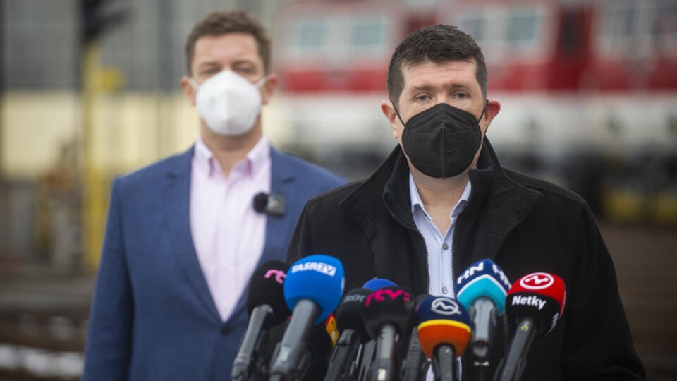 Na snímke zľava minister dopravy a výstavby SR Andrej Doležal (nominant Sme rodina) a predseda predstavenstva Železničnej spoločnosti Slovensko Roman Koreň počas tlačovej konferencie na tému: Opatrenia na zvýšenie počtu rušňovodičov v Bratislave v utorok 25. januára 2022. FOTO TASR - Jakub Kotian