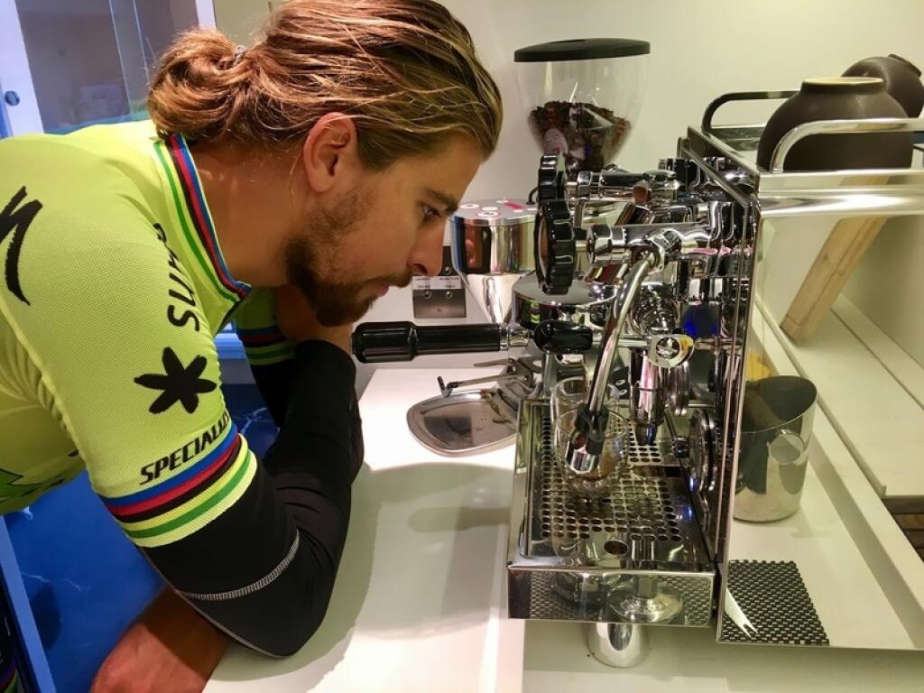 Peter Sagan si potrpí na dobrú kávu.
