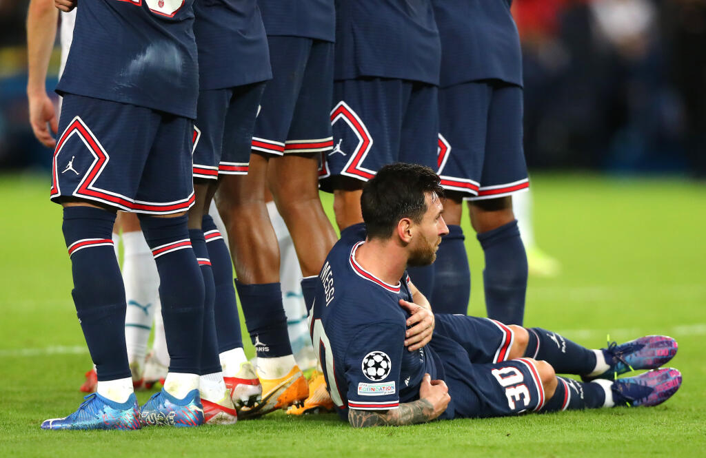 Lionel Messi si proti Manchestru City ľahol do múru pri priamom kope súpera. Pre mnohých najlepší futbalista na svete sa tak ocitol v netradičnej pozícii.