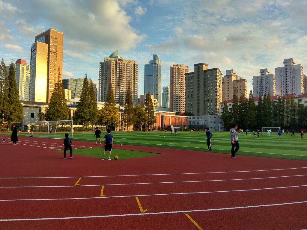 Martin Tannenberger - Shanghai Jiao Tong University - futbalové ihrisko a bežecká dráha v univerzitnom kampuse