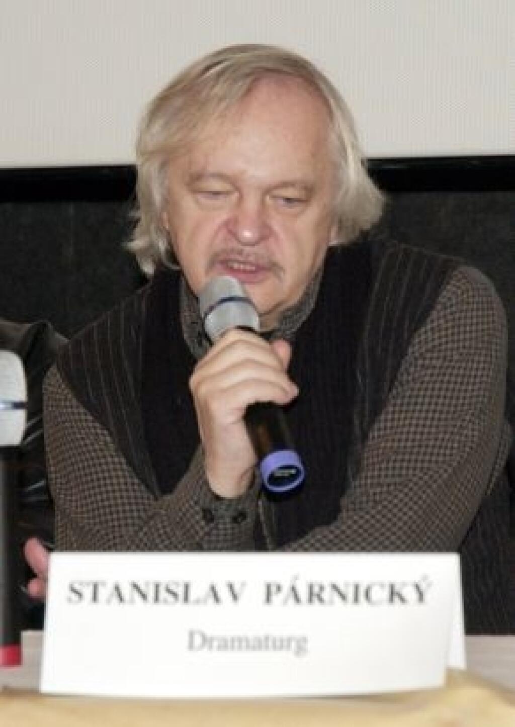 Archív - Slovenský divadelný , filmový a televízny režisér STANISLAV PÁRNICKÝ sa narodil 11. apríla 1945 v Piešanoch. Jeho práce pre televíziu ako Straty a nálezy (1972), Americká tragédia (1977), Chlapec z majera (1980), Najatý klaun (1980), Zbožòovaná (1980), Pasca (1981), Cukor (1982), Håbkový rekord (1980), O mužoch, ženách a deoch (1983) vzbudili nielen záujem publika, ale boli odmenené aj na mnohých festivaloch. Od roku 1985 prešiel na Kolibu do Slovenskej filmovej tvorby. Tam vznikli sn