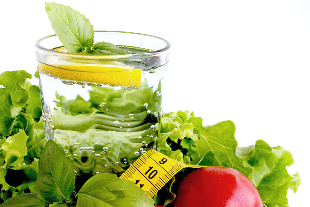 Vitamín C je účinný prostriedok na ničenie tuku, posilňuje imunitný systém a skvele chutí napríklad ako voda s citrónom.