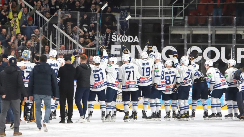 Na snímke hokejisti Spišskej Novej Vsi oslavujú víťazstvo v rozhodujúcom siedmom zápase štvrťfinále play off Tipos extraligy HC '05 Banská Bystrica - HK GROTTO Spišská Nová Ves v Banskej Bystrici 27. marca 2023. Spišská Nová Ves postúpila prvýkrát v histórii do semifinále play off Tipos extraligy. V siedmom štvrťfinálovom zápase zdolali HC´05 Banská Bystrica na jej ľade 3:2 po predĺžení a v sérii triumfovali 4:3 na zápasy. Autorom víťazného gólu bol Martin Réway. FOTO TASR - Ján Krošlák