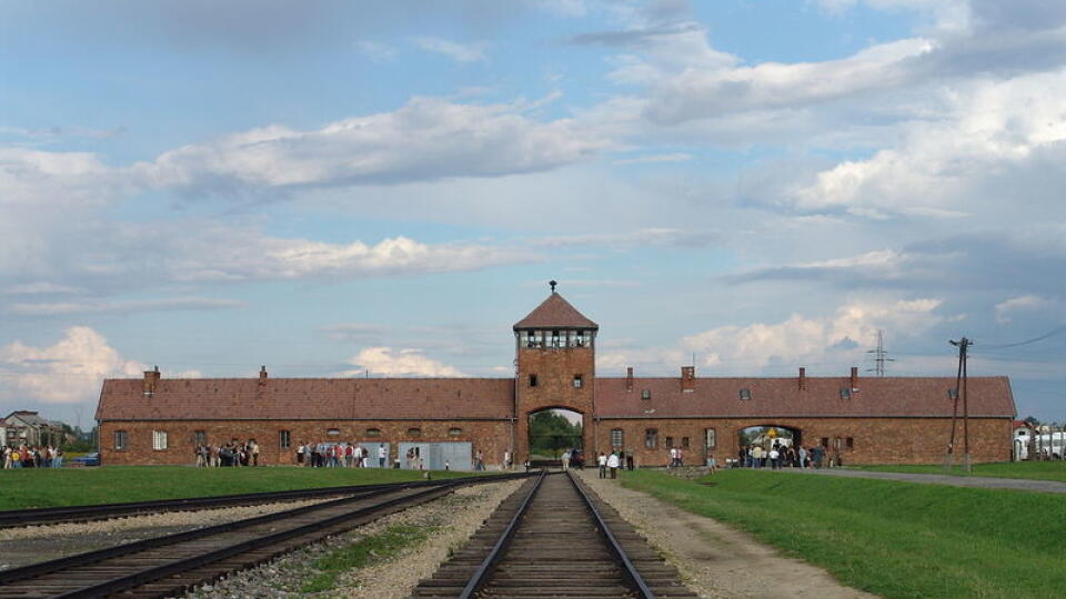 Vstupná brána do koncentračného tábora Auschwitz-Birkenau.