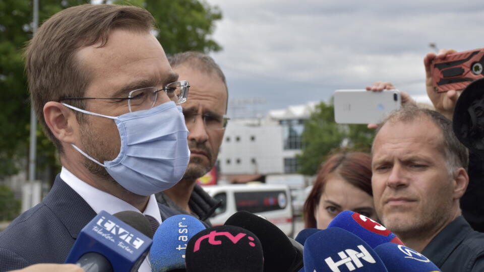 Zdravotný stav ľudí, ktorí po štvrtkovej tragédii v Spojenej škole vo Vrútkach skončili v martinskej nemocnici, nie je kritický. Na tlačovom brífingu v Martine to oznámil minister zdravotníctva Marek Krajčí. Na snímke minister zdravotníctva Marek Krajčí počas tlačovej konferencie pred Univerzitnou nemocnicou Martin (UNM) vo štvrtok 11. júna 2020. EASYFOTO TASR - Miroslava Mlynárová