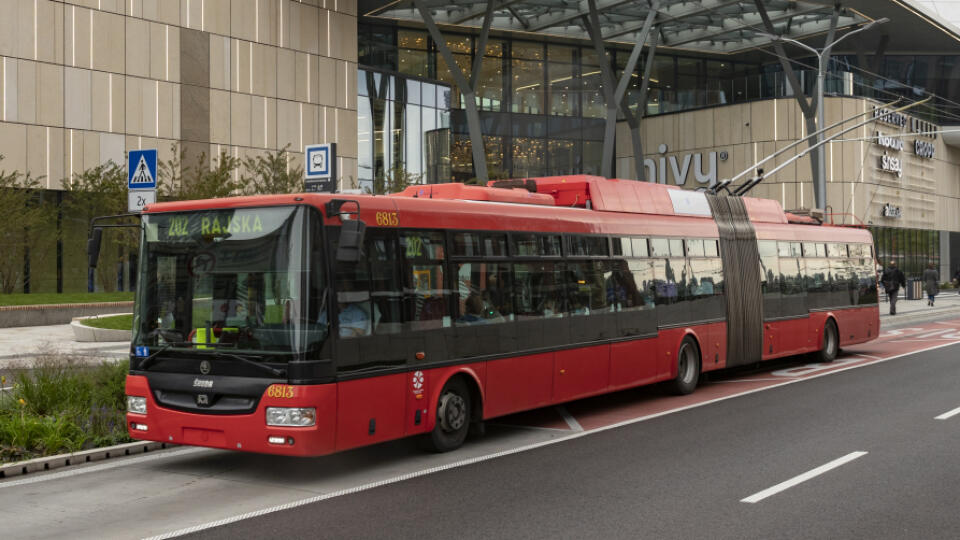 Otvorenie novej budovy autobusovej stanice Nivy v Bratislave.