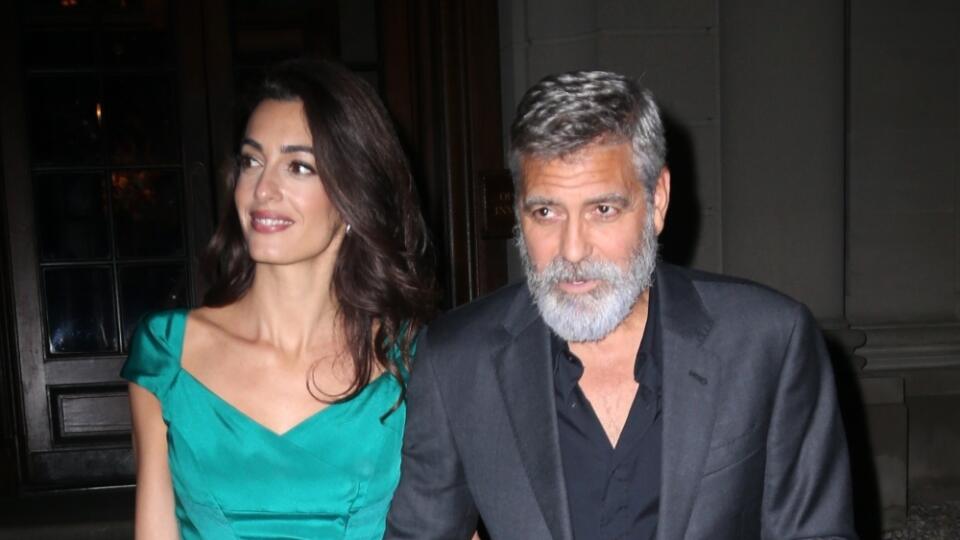 Amal a George Clooney patria k najkrajším manželským párom sveta. Fakt, že Clooney oslávi už šesťdesiatku, na tom nič nemení.