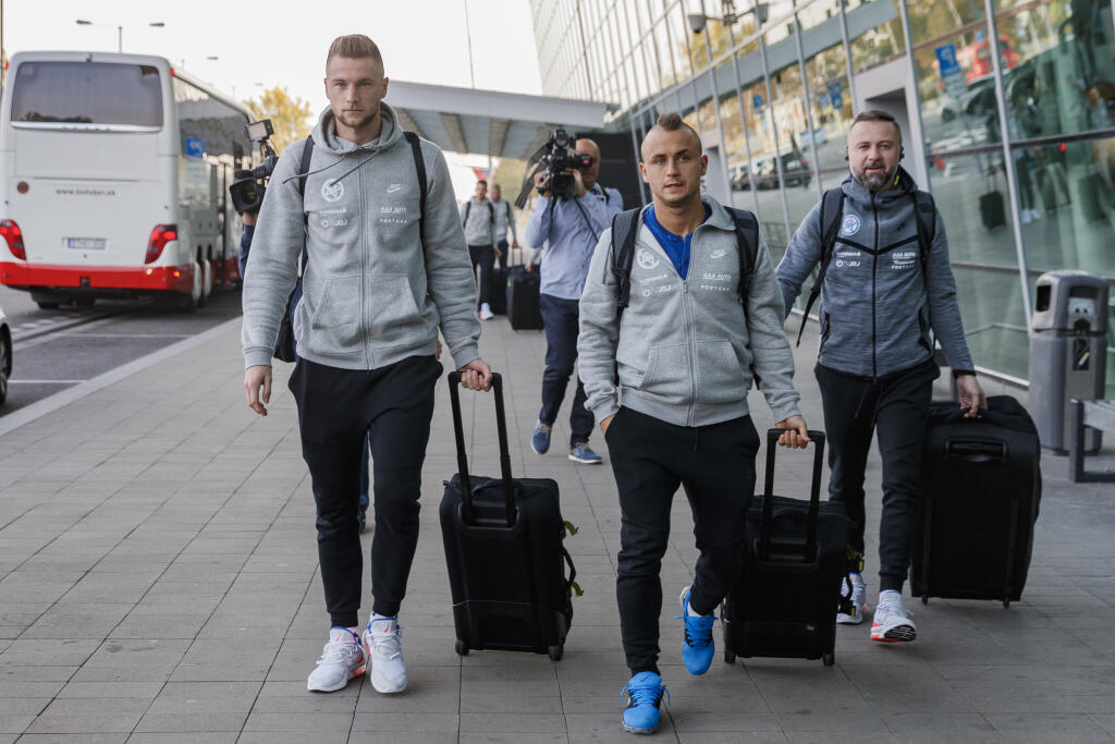 Slovenskí futbalisti odleteli na prípravný zápas do Švédska.