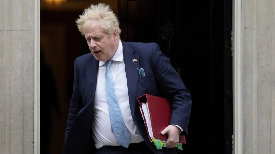 Na snímke britský premiér Boris Johnson odchádza na pravidelnú hodinu otázok do parlamentu zo svojho úradu na Downing Street v Londýne 30. marca 2022.