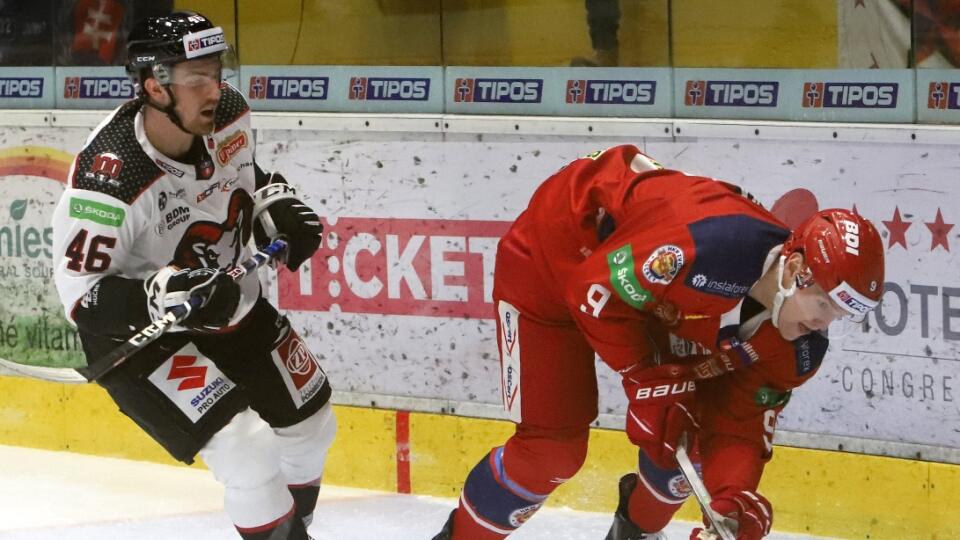 Na snímke zľava Jacob Ryczek (Banská Bystrica) a Juraj Šiška (Zvolen) počas hokejového zápasu 39. kola Tipos extraligy HKM Zvolen - HC 05 Banská Bystrica vo Zvolene 19. februára 2023. FOTO TASR - Ján Krošlák