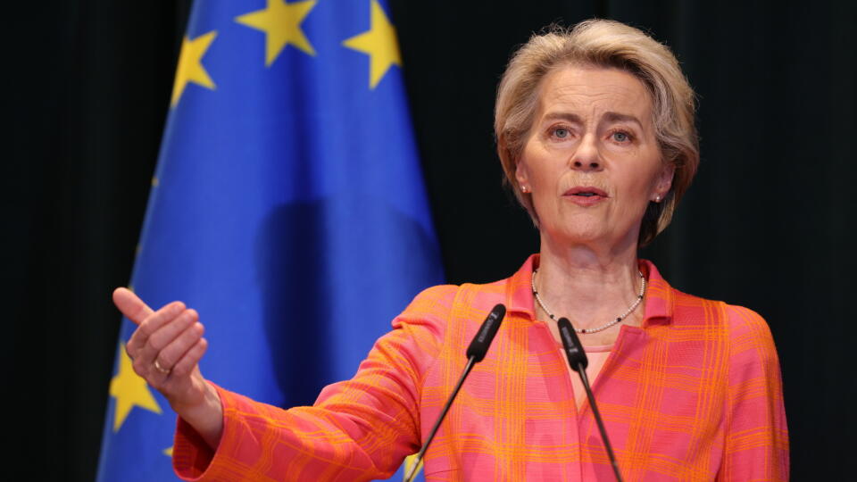 WA 19 Tirana - Predsedníčka Európskej komisie (EK) Ursula von der Leyenová gestikuluje počas spoločnej tlačovej konferencie s albánskym premiérom Edim Ramom v Tirane vo štvrtok 27. októbra 2022. Ursula von der Leyenová absolvuje tento týždeň návštevu Albánska, Kosova, Severného Macedónska, Bosny, Srbska a Čiernej Hory. Začiatkom decembra (6.12.) sa stretnú v albánskej metropole lídri členských štátov EÚ a ich partneri zo západného Balkánu na summite EÚ - západný Balkán. FOTO TASR/AP
President