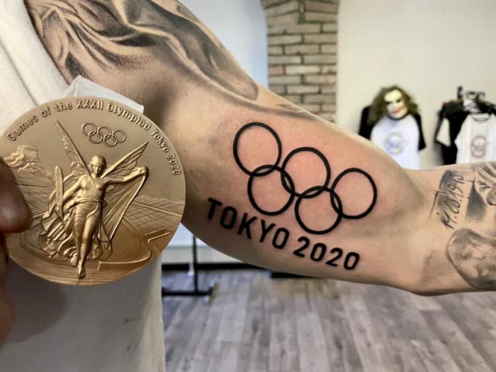 Botekovi naposledy pribudli na ruku olympijské kruhy a pamiatka na olympiádu v Tokiu, na ktorej získal bronzovú medailu.