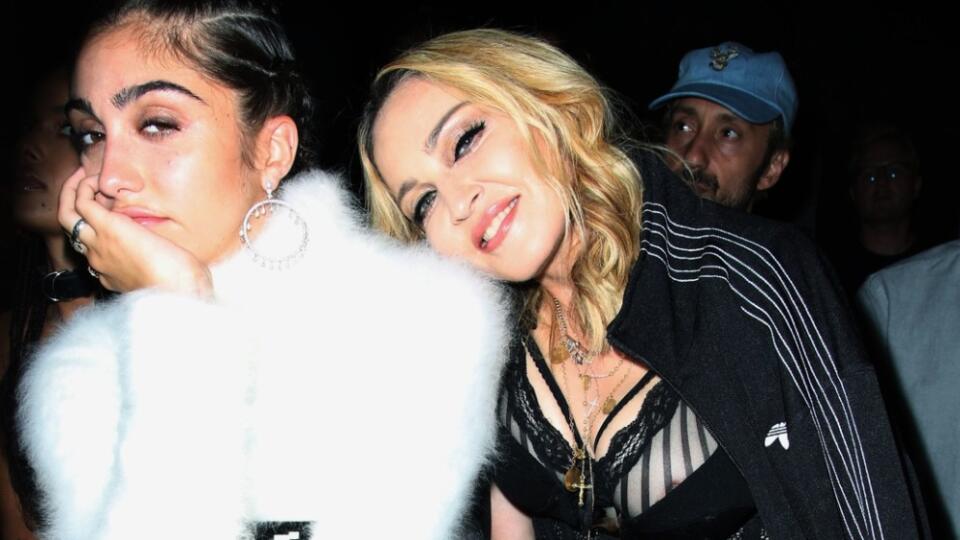 Madonna v New Yorku na Fashion Weeku dávala najavo, aká je na Loures pyšná.