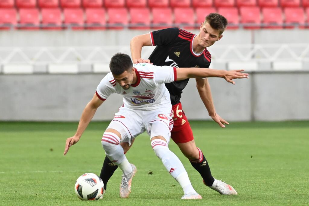 Na snímke vpravo hráč Trnavy Sebastián Kóša a hráč Sepsi Tsvetelin Chunchukov počas zápasu 2. predkola Európskej konferenčnej ligy medzi FC Spartak Trnava a Sepsi OSK v Trnave vo štvrtok 22. júla 2021. FOTO TASR - Lukáš Grinaj