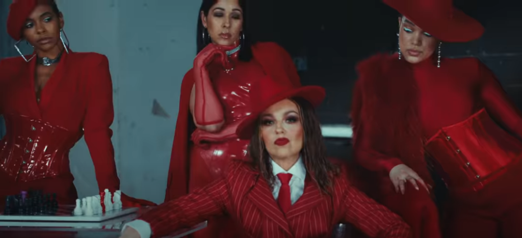 Slávna Roslalinda sa v novom videoklipe premenila na poriadne sexi dračicu. V červenom latexe sme krehkú krásku takmer nespoznali.