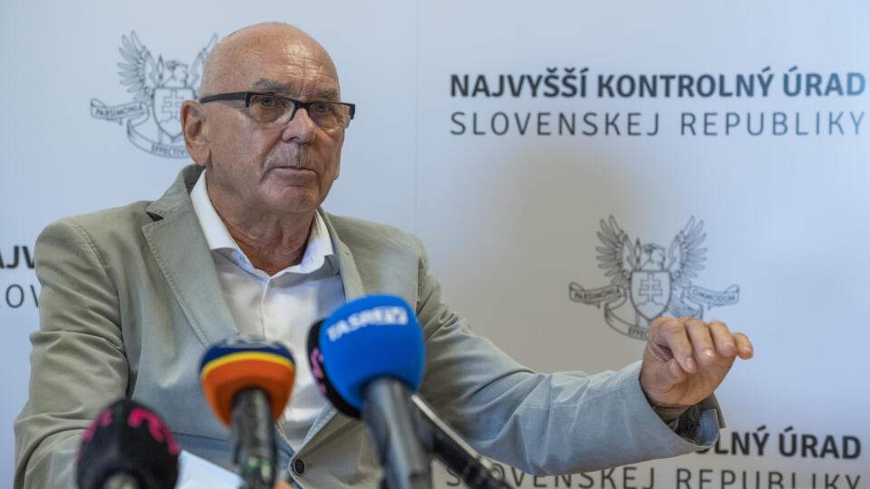 Na snímke predseda Najvyššieho kontrolného úradu (NKÚ) SR Karol Mitrík počas tlačovej konferencie Najvyššieho kontrolného úradu SR k aktuálnym zisteniam úradu a vyhodnoteniu doterajších výsledkov v Bratislave 25. júna 2021. FOTO TASR - Jaroslav Novák