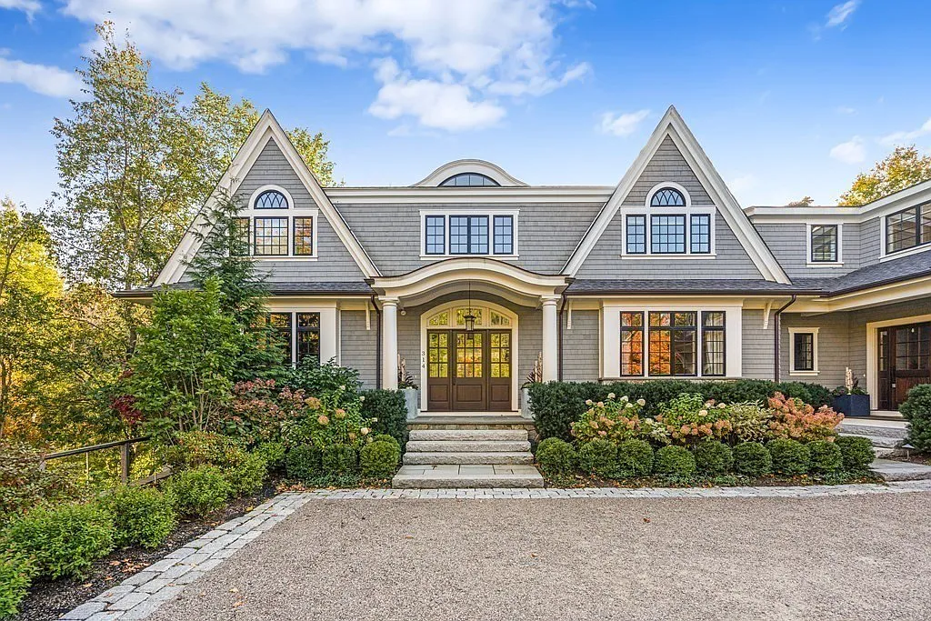 Podľa webu truepeoplesearch.com Zdeno aj jeho manželka bývajú v meste Weston západne od Bostonu. Luxusná vila vo vychytenej štvrti podľa realitného portálu zillow.com má hodnotu 4 milióny dolárov.