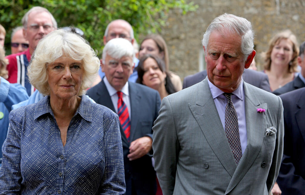 Princ Charles a Camilla boli niekoľko týždňov v domácej karanténe.