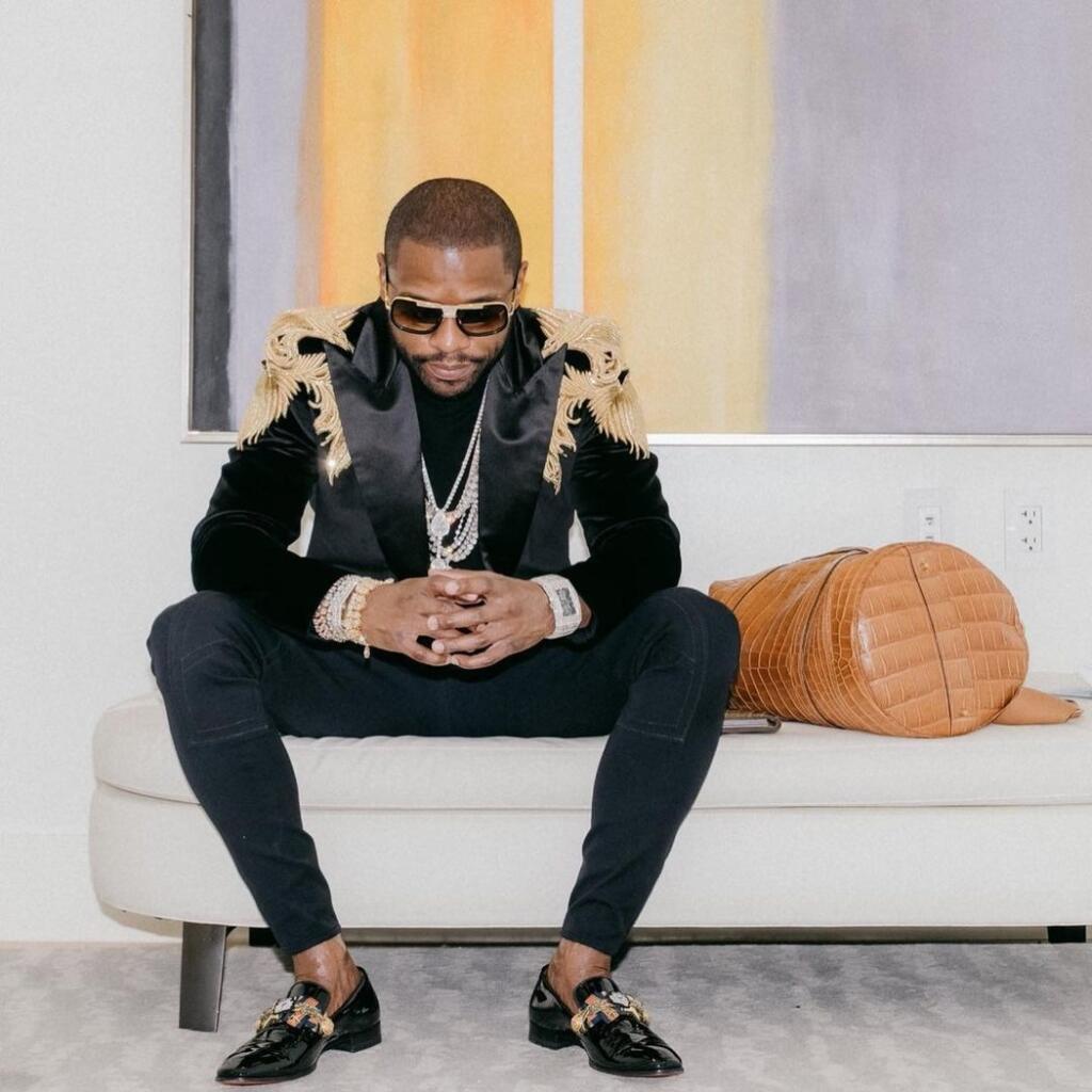 Bývalý boxerský šampión Floyd Mayweather si aj napriek prísnym nariadeniam kvôli koronavírusu užil oslavu svojich 44. rokov vo veľkom štýle.