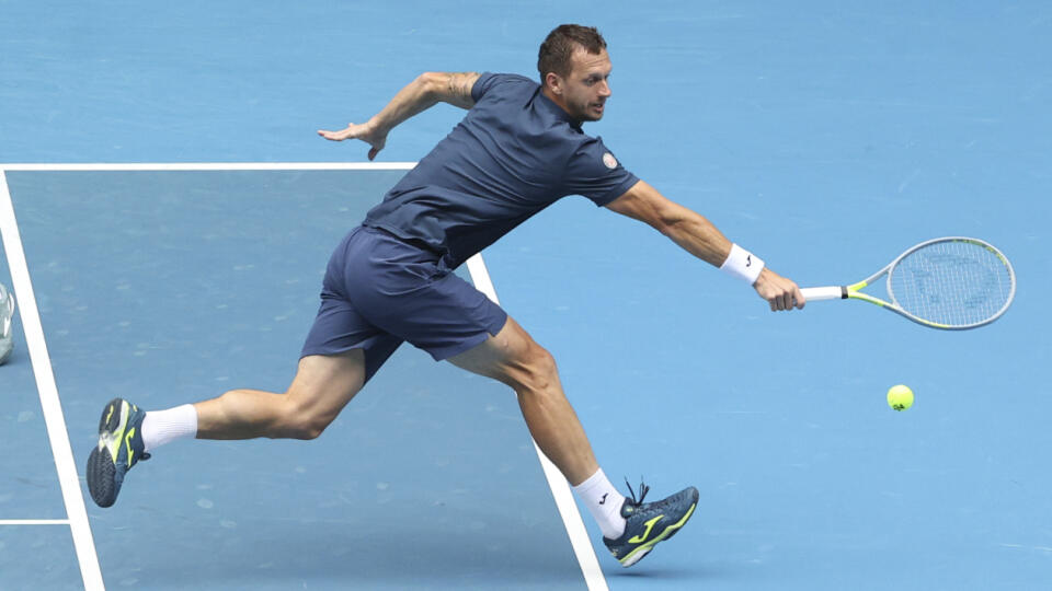 KK2 Melbourne - Slovensko-chorvátska dvojica Filip Polášek (vpravo) a Ivan Dodig počas finále mužskej štvorhry proti americko-britskému páru Rejjev Ram, Joe Salisbury na grandslamovom turnaji Australian Open 21. februára 2021 v Melbourne. FOTO TASR/AP
Croatia's Ivan Dodig, left, and Slovakia's Filip Polasek in action against Rajeev Ram of the US and Britain's Joe Salisbury in the men's doubles final at the Australian Open tennis championship in Melbourne, Australia, Sunday, Feb. 21, 2021.(AP Pho