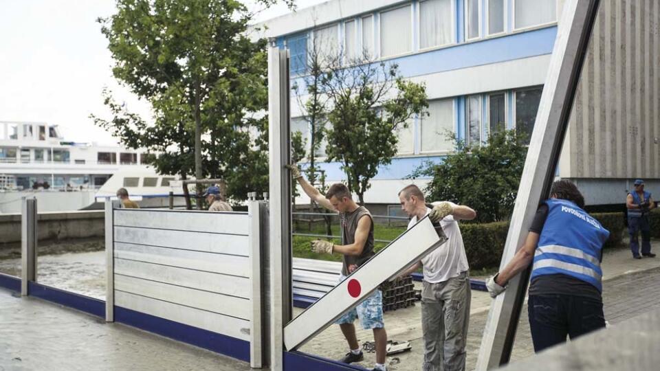 POVODNE: Rozoberanie mobilnťho hradenia
