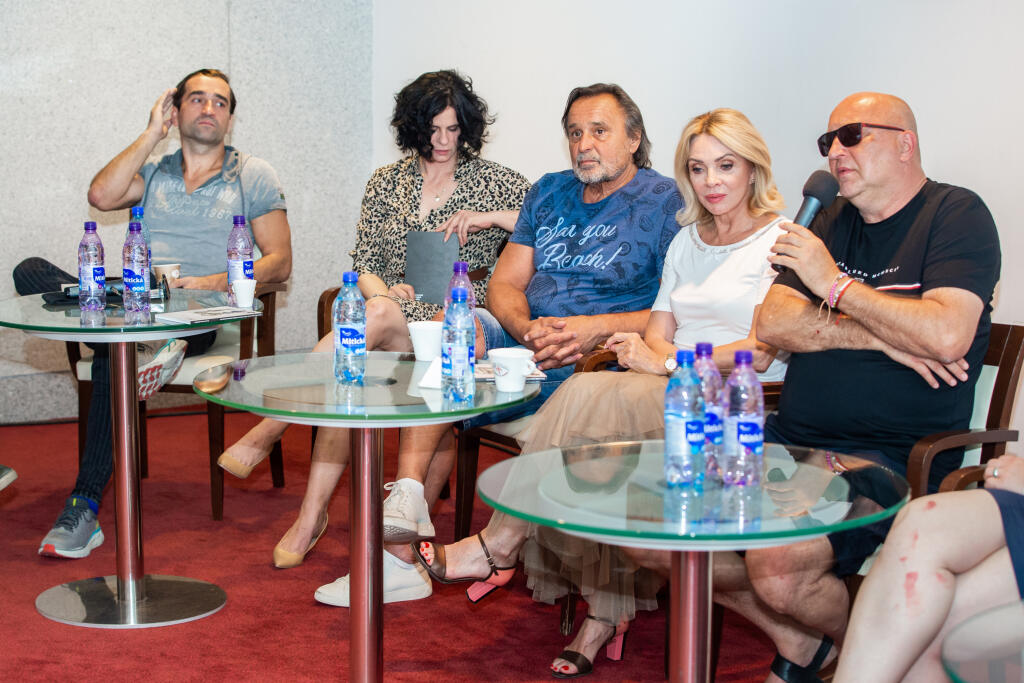 Tlačová konferencia v novej budove SND k predstaveniu novej divadelnej inscenácie. Na snímke Milan Ondrík, Zuzana Fialová, Jozef Vajda, Zdena Studenková a Roman Polák.