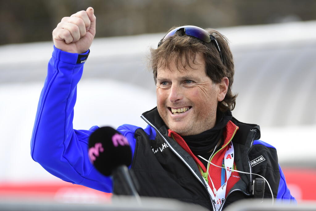 Na snímke tréner slovenskej lyžiarky Petry Vlhovej Mauro Pini sa teší z víťazstva v slalome žien Setového pohára v alpskom lyžovaní v rakúskom Lienzi v stredu 29. decembra 2021.