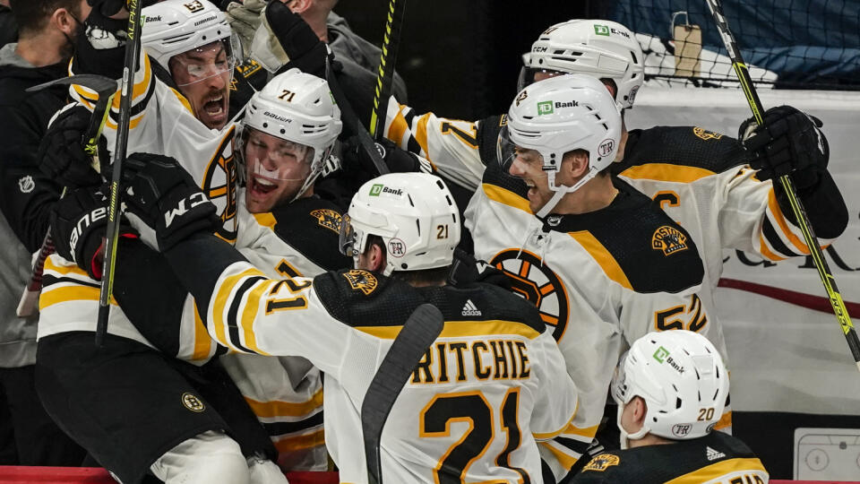 WA 1 Washington - Hokejista Bostonu Bruins Brad Marchand (vľavo) sa teší so spoluhráčmi po strelení víťazného gólu v predĺlžení druhého zápasu semifinále Východnej divízie NHL Washington Capitals – Boston Bruins vo Washingtone v pondelok 17. mája 2021. Boston vyhral 4:3 po predĺžení a vyrovnal stav série na 1:1. FOTO TASR/AP
Boston Bruins center Brad Marchand, left, celebrates with teammates after scoring the winning goal in overtime of Game 2 of an NHL hockey Stanley Cup first-round playoff