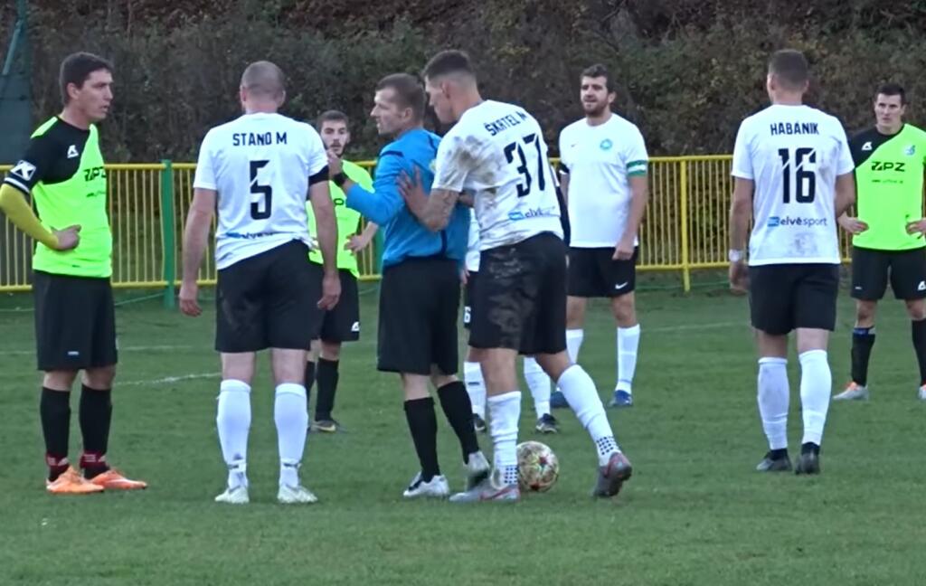 Martin Škrtel sotil do hlavného rozhodcu, ktorý ho však nevylúčil a ukázal mu len žltú kartu.