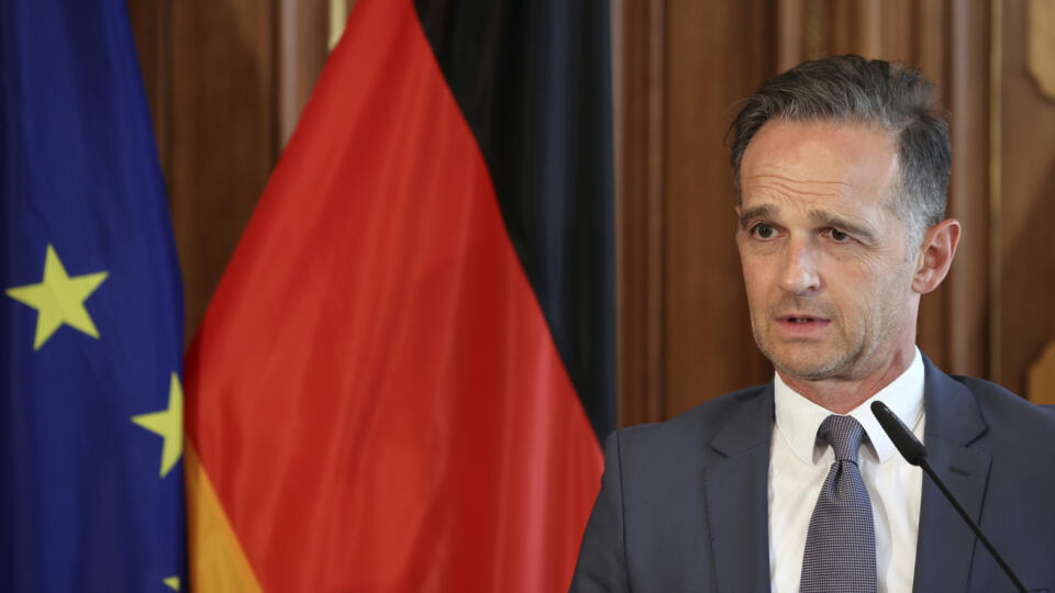 JB 16 Berlín - Nemecký minister zahraničných vecí Heiko Maas počas tlačovej konferencie po jeho stretnutí s nórskou rezortnou partnerkou Ine Marie Eriksenovou v Berlíne 13. augusta 2020. Maas v pondelok 17. augusta v Líbyi povedal, že svet sa nesmie nechať oklamať