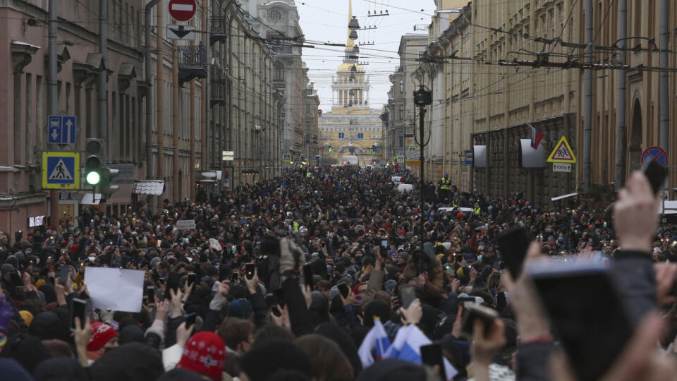 Ľudia počas protestu, na ktorom požadovali prepustenie uväzneného kritika Kremľa Alexeja Navaľného.