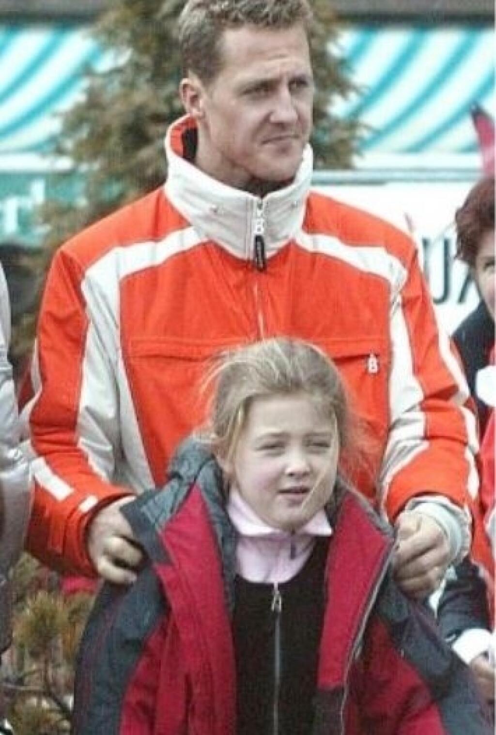 Prvorodená dcéra legendy formuly 1 sa narodila 20. februára 1997, teda v čase keď mal Michael Schumacher na konte už dva majstrovské tituly. V rozhovore pre nemecké médiá dávnejšie priznala, že mohla nasledovať kroky svojho slávneho otca. Lenže po sezóne v sedle motokáry, kam ju tatko prihlásil, sa rozhodla pre iný šport.