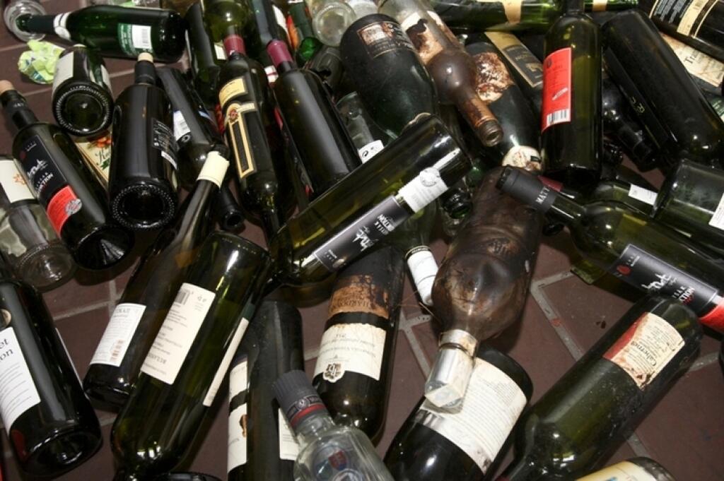 Igor Matovič upozornil na zaujímavý objav, ktorý vraj našla upratovačka. V parlamentných košoch totiž ráno našla stovky fliaš z alkoholu vrátane tých z rumu, vína či whisky.