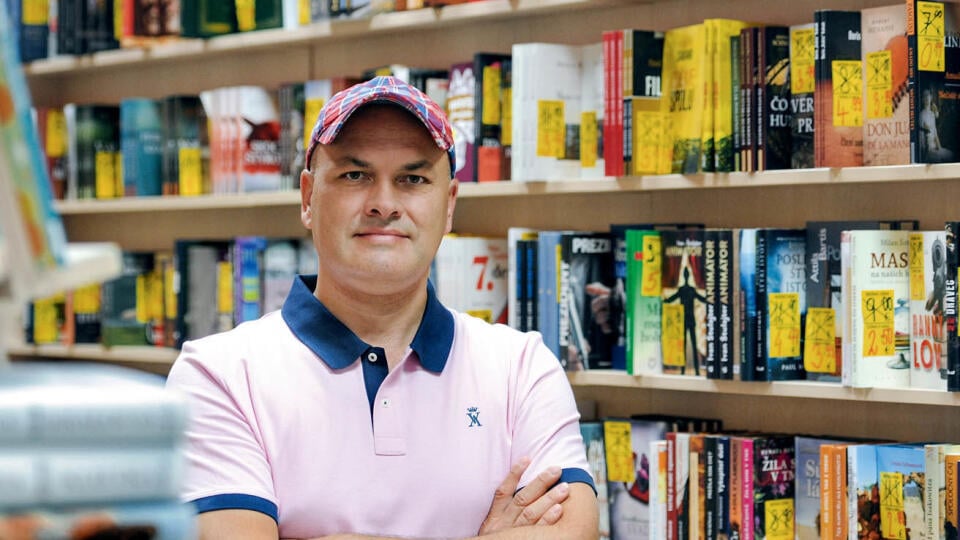 Z predaja na ulici vybudoval nenápadné, no silné kníhkupectvo