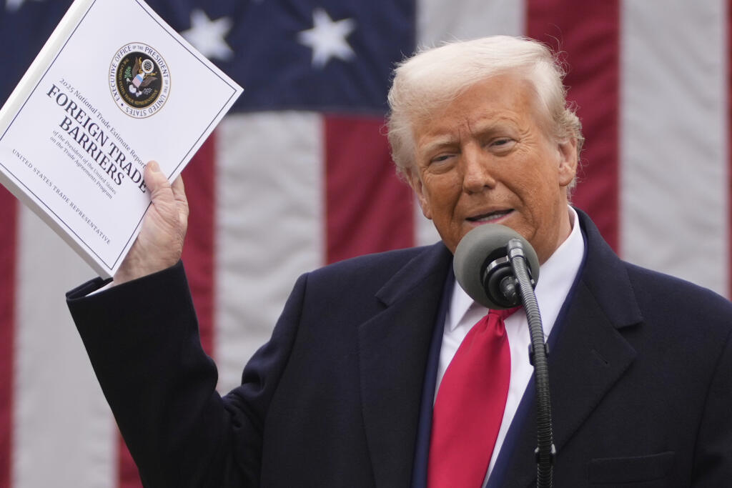 WA 1 Washington - Americký prezident Donald Trump oznamuje zavedenie nových ciel v Ružovej záhrade Bieleho domu vo Washingtone v stredu 2. apríla 2025. Nové clá začnú platiť 5. a 9. apríla. S odvolaním sa na Biely dom o tom informovala agentúra AFP, píše TASR. Biely dom novinárom oznámil, že „základná“ desaťpercentná sadzba sa začne uplatňovať 5. apríla o 12.01 h miestneho času (05.01 h SELČ), zatiaľ čo vyššie sadzby budú platiť od 9. apríla o 12.01 h miestneho času.FOTO TASR/AP 

President Dona