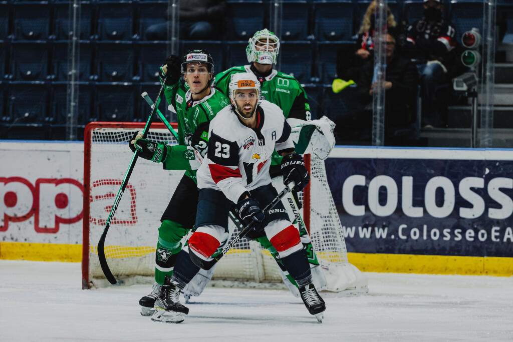 Na snímke Brant Harris (Slovan) a Christian Bull (Nové Zámky) počas zápasu 11.kola základnej časti hokejovej Tipos Extraligy medzi HC Slovan Bratislava a HC Nové Zámky.