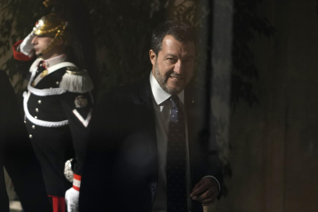 PK 29 Rím - Na snímke líder talianskej pravicovo-populistickej strany Liga Matteo Salvini prichádza do prezidentského paláca na stretnutie s prezidentom Sergiom Mattarellom vrámci rokovania s lídrami politických strán v snahe zostaviť novú vládu v Ríme 21. októbra 2022. FOTO TASR/AP

The League leader Matteo Salvini arrives at the Quirinale Presidential Palace for a meeting with Italian President Sergio Mattarella as part of a round of consultations with party leaders to try and form a new gover