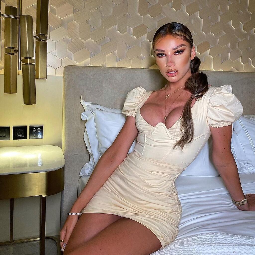 Ruby sa môže pochváliť dokonalými krivkami, ktoré vystavuje na sociálnej sieti. Fanúšikovia pri pohľade na jej telo nechápu, ako mohol Dele Alli viac času tráviť pri videohrách ako pri nej.