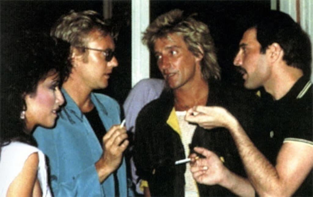 Spevák Queen Freddie Mercury a bubeník Queen Roger Taylor, vľavo, a spevák Rod Stewart, v strede.