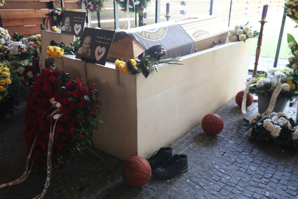 Legendárnemu basketbalistovi Stanislavovi Kropilákovi dali posledné zbohom v bratislavskom krematóriu.