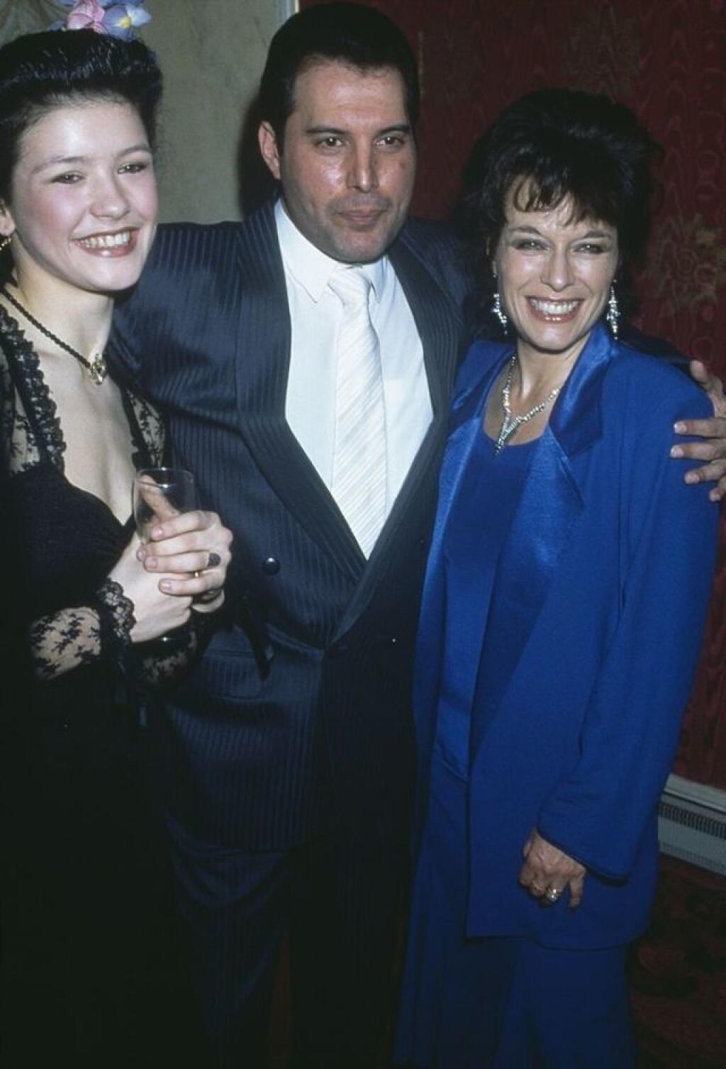 Spevák Queen Freddie Mercury a herečky Catherine Zeta-Jones, vľavo, a Jill Gascoine.