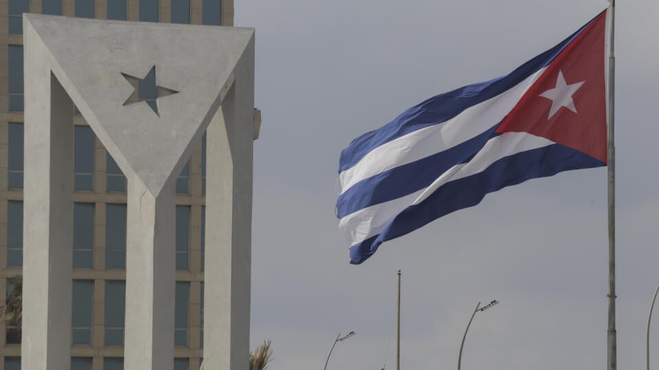 WA 33 Havana - Kubánska a americká vlajka vejú pred budovou amerického veľvyslanectva v kubánskej metropole Havana v utorok 14. januára 2025. FOTO TASR/AP
Cuban and American flags fly in the wind outside the American embassy in Havana, Cuba, Tuesday, Jan.14, 2025. (AP Photo/Ariel Ley)