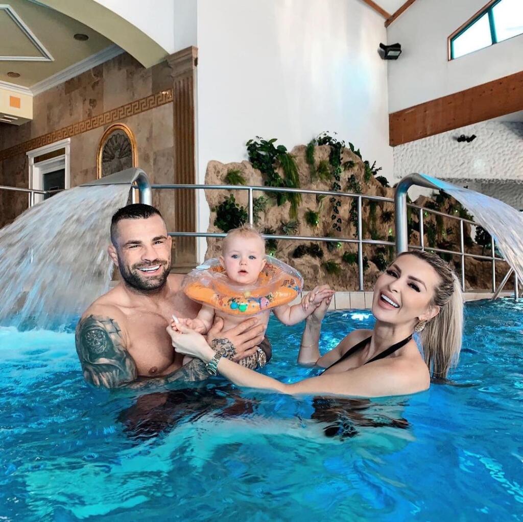 Karlos Vémola a Lela Ceterová okrem dátumu svadby odhalili to, že na ich svadbe môžu hostia očakávať veľké prekvapenia.