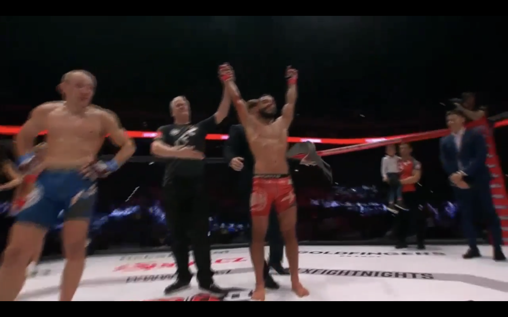Ivan Buchinger (v červenom) zo Slovenska sa stal šampiónom XFN po víťazstve nad Sergejom Grecichom z Litvy.