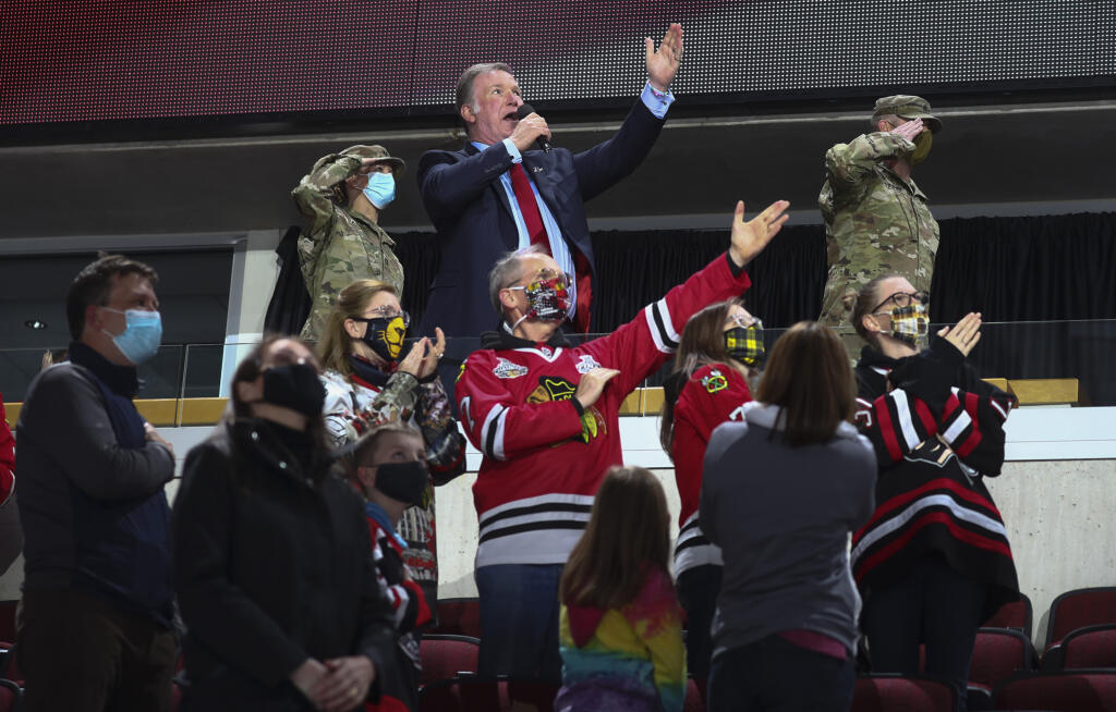 Hokejisti Chicaga zvíťazili v zápase zámorskej NHL na domácom ľade nad Dallasom 4:2. V United Center si triumf Blackhawks vychutnalo prvýkrát v sezóne aj 3820 priaznivcov.