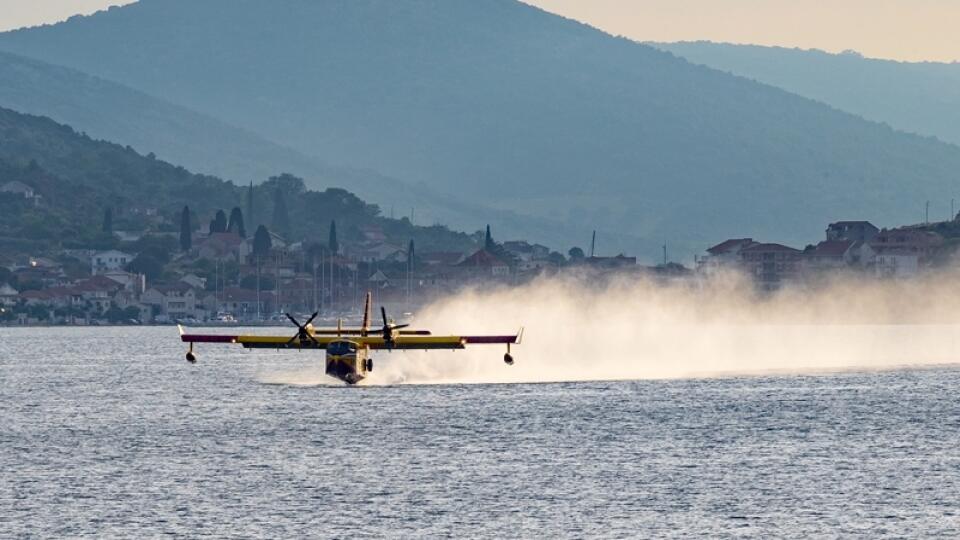 Dva stroje Canadair CL 415 ako opreteky naberali vodu v malom zálive pri mestečku Seget Vranjica a spolu s tridsiatkou nasadených hasičov dostali plamene pod kontrolu po štyroch hodinách ťažkého boja.